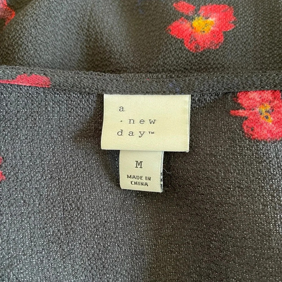 a new day Black & Red Floral Print V-neck Round Hem Blouse Medium Women’s - Picture 7 of 9